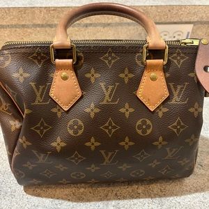Authentic Louis Vuitton purse.pics included on wear of inside and handles.